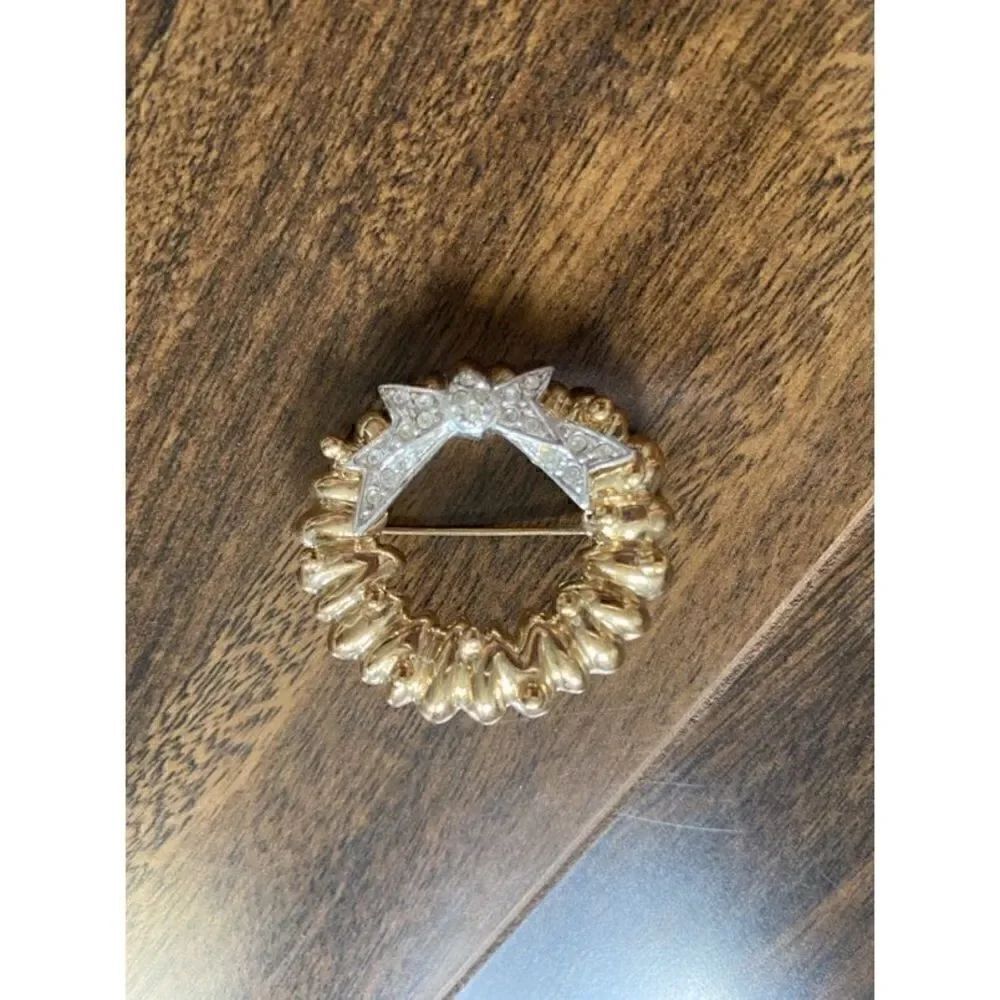 Christmas wreath gold and crystal like bow pin brooch
